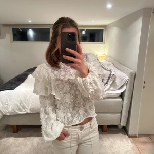 Vit blommig blus - Superfin vit blus från &other stories! Storlek 38, och endast använd ett fåtal gånger.🤍