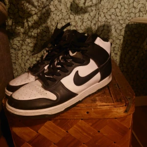 Svartvita Nike sneakers - Snygga svartvita Nike sneakers med klassisk design. Perfekta för en stilren look. Lite slitna på ena skon där det är spricker i färgen men det syns knappt. Skön vardagssko för bra pris ny pris: 1500  går med på det mesta prismässigt 