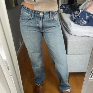 NYA Straight raka jeans blåa - Jeans från Lindex, helt nya, aldrig använda men tagit bort prislapp. Storlek 38, lite/ingen stretch men väldigt sköna. Medelhög midja.