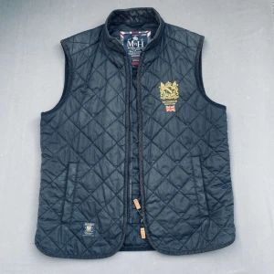 Svart quiltad väst från Morris - Snygg svart väst från Morris, skön till våren och sommaren! Storlek: M Skick: 7/10 Inga defekter. Skriv om ni undrar något🙌