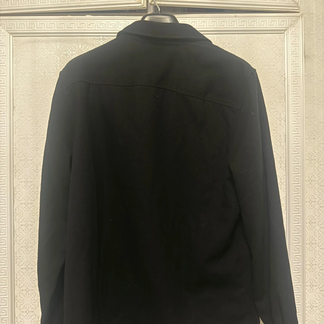 Svart långärmad skjorta med knappar - 1