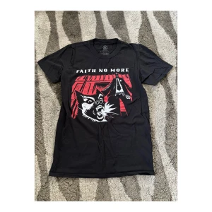 Faith No More T-shirt - Faith No More merch i nästan oanvänt skick, storlek S. Inga defekter. SAMFRAKTAR om du köper flera varor samtidigt! 📦