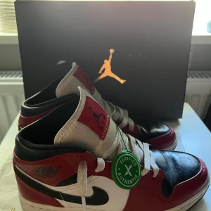 Jordan 1 mid chicago - Snygga jordans sparsamt använda nypris=(2000)