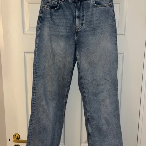 Blå jeans från Pieces - Snygga blå jeans från Pieces med en klassisk femficksdesign. De har en rak passform och är perfekta för en avslappnad stil. Jeansen har en knappgylf och är tillverkade i ett slitstarkt denimtyg.