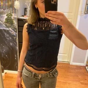 Marinblå spetsblus - Säljer denna suuper fina marin blåa spetsblus 💙💙