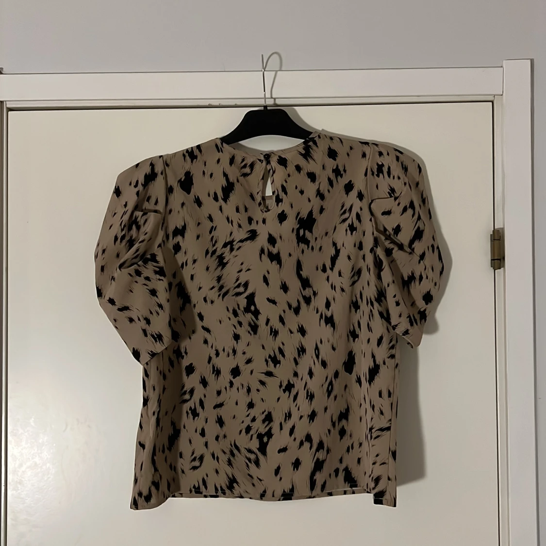 Beige blus med svart mönster - 1