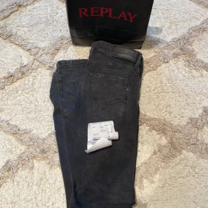 Replay Anbass  - Tjenare! Säljer ett par riktigt snygga Replay Anbass Jeans som är i nyskick. Jeansen har inga defekter alls. Jeansen är i storleken W30 L34 och passar 183-190 bra.