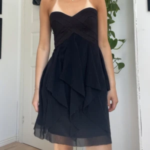 Svart klänning - Supersnygg klänning!! Storlek 36 men liten i storleken, som kanske 34/S. Säljer för att den är lite för stor. Snygg till fest!