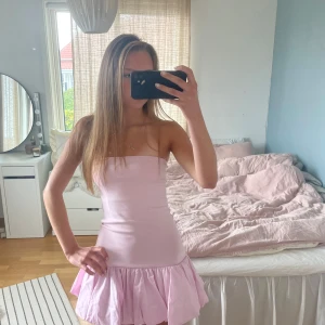 Zara klänning - Slutsåld klänning från zara med lappen kvar, tänke kolla om nån ville köpa innan jag skickar tillbaka 17/7🩷🩷