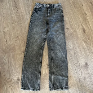 Gråa raka jeans från FB Sister XS - Säljer ett par gråa jeans från FB Sister i storlek XS. Jeansen har en rak passform med klassisk femficksdesign och bälteshällor. Snyggt tvättad denim med lite vintagekänsla, perfekta till sneakers eller boots.