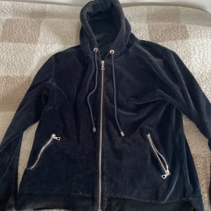 Svart hoodie Limitato x Terry O'Neill - Säljer min hoodie från Limitato med dragkedja, två sneda fickor med dragkedjor. Mjuk sammetstyg i bomull. Stor foto på ryggen av Terry O'Neill. Den är i mycket bra skick för jag har bara använt den typ 3 gånger! 