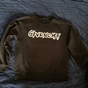 Svart Givenchy sweatshirt med tryck - Svart sweatshirt från Givenchy med vit graffiti-inspirerad logga framtill och stort grafiskt tryck på ryggen. pris kan diskuteras