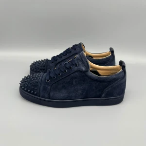 Louboutin Junior Spikes | 42 - • Skorna är sparsamt använda och i mycket fint skick   • Storlek: 42 (PASSAR 42.5-43)  • Färg: Mörkblå / Navy  • Nypris i butik: 8000-9000SEK  • Endast skorna medföljer