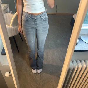 Grå bootcut jeans med låg midja - Säljer ett par snygga grå jeans med bootcut-modell och låg midja! Skriv privat för fler funderingar 