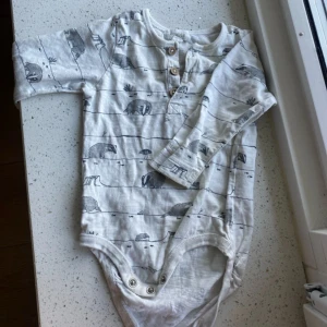 Barn body storlek 68 Newbie - Super fin barn body från Newbie i storlek 68.