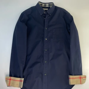 Burberry skjorta - Skick 9/10 väldigt bra Storlek S