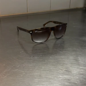 Rayban boyfriend - Säljer ett par feta raybans som är knappt använda. Raybansen har 10/10 skick med inga repor eller något liknande. Box tillkommer inte utan bara glasögonen. Vid frågor/funderingar kom dm🙌