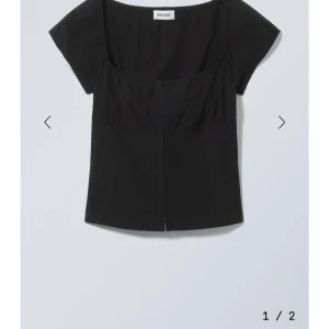 Svart topp från Weekday - Assnygg topp från weekday🖤endast använd en gång! Skriv om ni har frågor💗