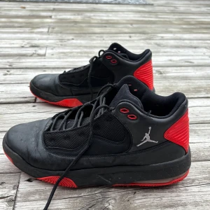 Sneaker- Jordan Max Aura 2 - En sneaker från Jordan i storlek 42.5. Synliga defekter på skon men funkar fortfarande jättebra att använda! Använda 10-15 gånger. Ursprunglig skokartong inkluderas.