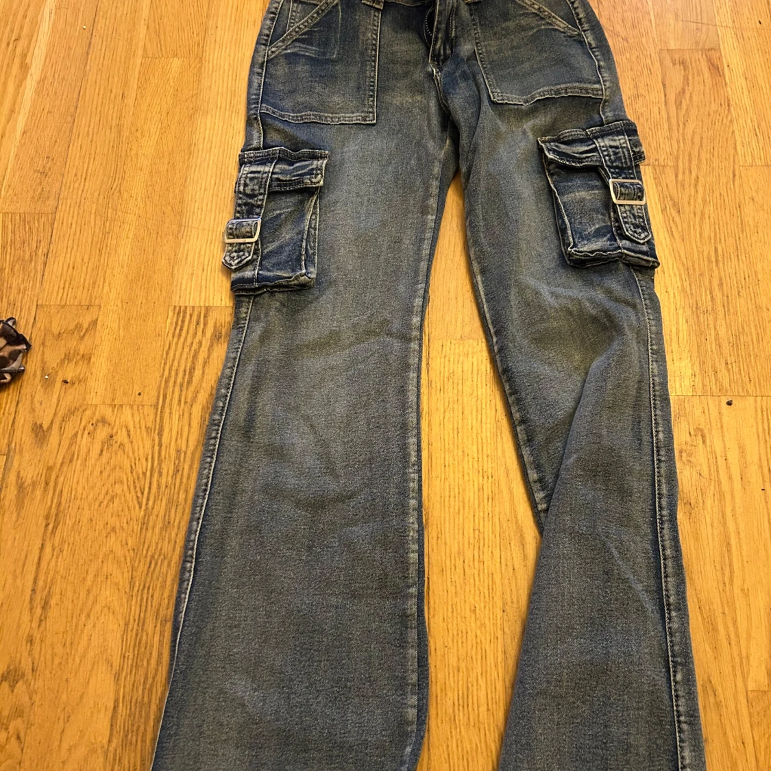 Blå cargojeans med fickor och spännen