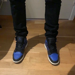 Nike Air Jordan 1 Mid Hyper Royal - Jordan 1 mid hyper royal (nypris 2700) (andvända fåtal gånger) (Skick 8/10)