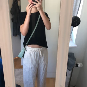 Ljusgrön Väska! - Säljer nu denna jättefina ljusgröna väskan som man kan ha med ett kort eller långt band (man får såklart med båda).🥰 Den har en innerficka och är i väldigt bra skick. Köptes för 199kr och säljer för 70kr + frakt🤩