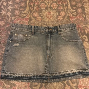 Pull&Bear jeans kjol - Säljer dessa sprillans nya. Säljer pga att dem var för små och jag hann ta av lapparna så det gick ej att lämna tillbaka. Helt nya bara testade. Lågmidjade. Kan möjligtvis sänka priset vid snabb affär