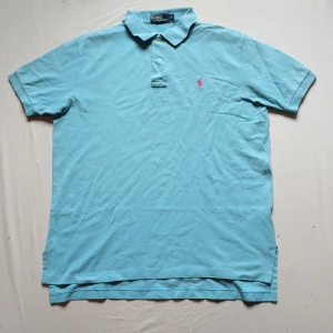 Blå Ralph Lauren piké  - Tjo gubbar! En fet Ralph Lauren piké i fin blå färg i väldigt bra skick med märket i rött. Storlek L, perfekt för just dig 😉 kolla gärna profilen för mycket mer Ralph Lauren kläder och följ gärna också ❤️ ha de göttttttt 🥳. Har någon fläck nånstans så hör bara av dig om du vill veta mer.