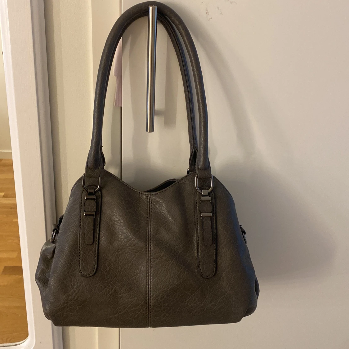 Mörkgrå axelväska i skinn - 2