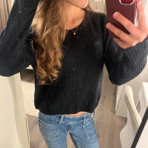 Svart ribbad stickad tröja Bik Bok - Säljer en supersnygg och supermysig stickad svart tröja från Bik Bok!💗Perfekt plagg man måste ha i garderoben och den sitter så fint och bekvämt på!