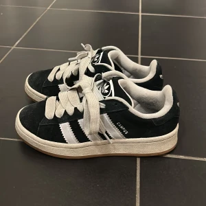 Adidas Campus sneakers svart/vit stl 36 - Svarta Adidas Campus sneakers i mocka med vita detaljer och tre ränder på sidorna. Sparsamt använda skor, på grund av fel storlek. 