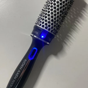 Björn Axén värmeborste 45 mm - Säljer en värmeborste i jättefint skick – använd  några gånger och rengjord ytligt inför försäljning. (kan finnas ett fåtal hårstrån kvar där man inte kommer åt) Den funkar perfekt och är superbra för att få glansigt, slätt hår med volym. Den är värms upp på mindre än 10 sekunder. Enkel att använda och passar alla hårtyper.