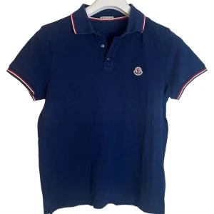 Moncler  - Moncler Pike. Storlek S. färg Blå. Skick 8.5/10 felfri. Nya säsongen! Pris 990kr nypris 3690kr. Finns att köpa på våran hemsida, Fashionels.com