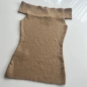 Beige stickad offshoulder topp Mohito - Snygg beige stickad offshoulder topp från Mohito i storlek XS. 
