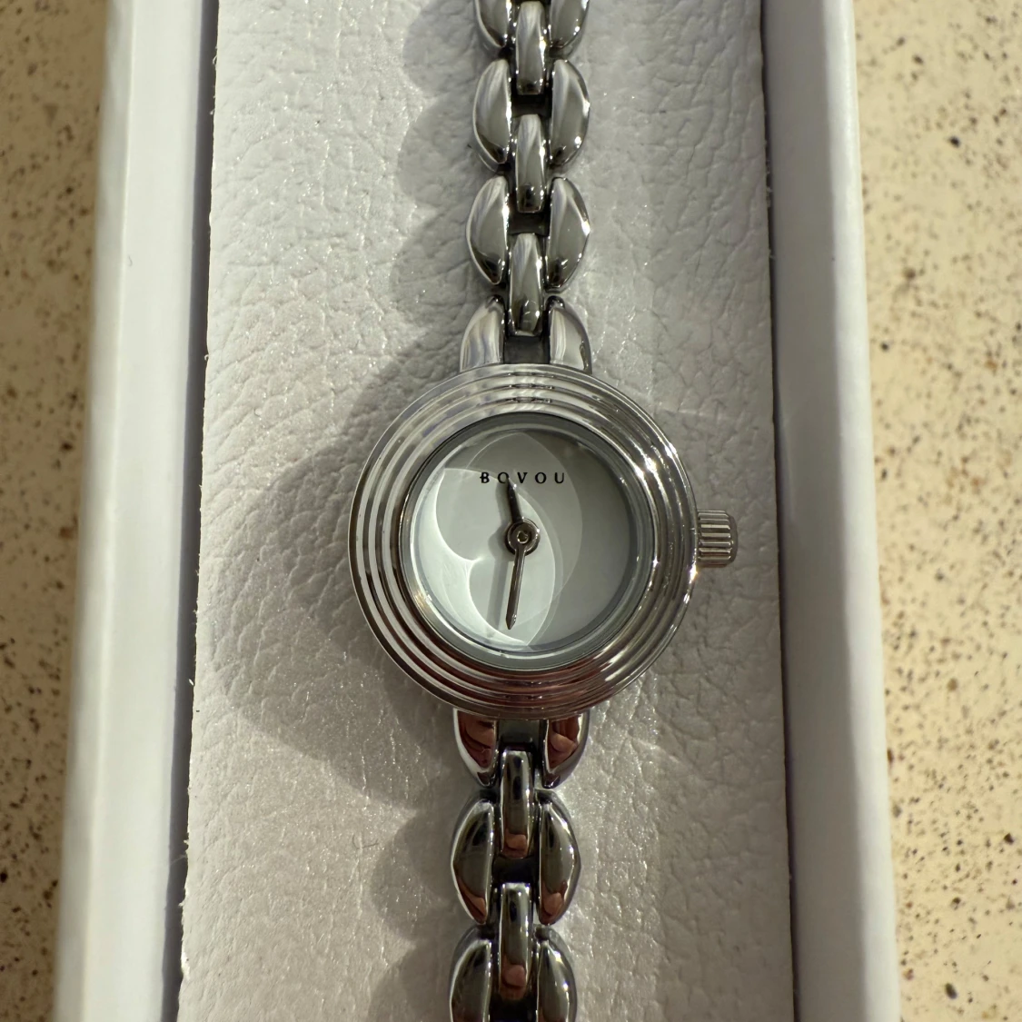 Silverfärgad klocka från Bovou - 3