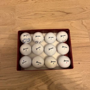 Srixon golfbollar  - Säljer 12 styckna golfbollar från srixon.Bollarna är i A och B klass ända defekten är att på någar bollar har folk ritat eller skrivit på.Pris kan diskuteras vid snabb affär.