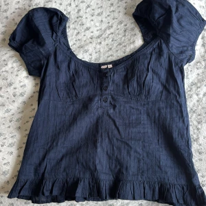 Gullig topp - Marinblå fin topp från Nelly, aldrig använd