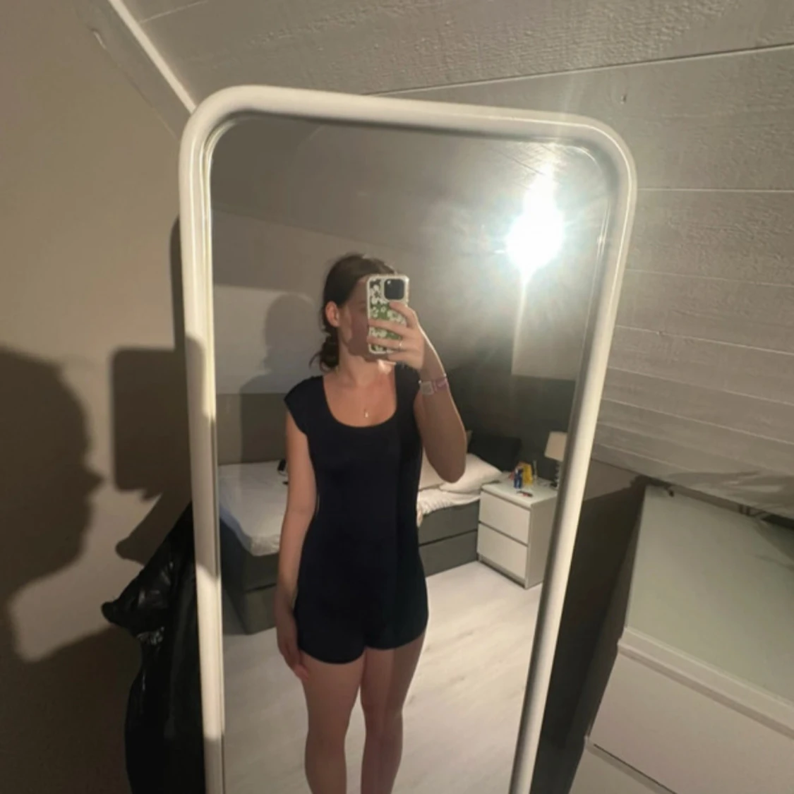 Mörkblå body med shorts med öppen rygg