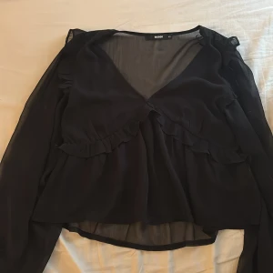 Snygg blus  - Knappast använd. Storlek XS. Har lite volanger vid axlarna och vid brösten. Pris går att diskutera 😇