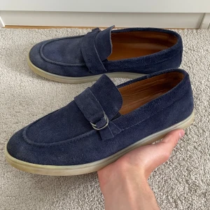 Mörkblå mockaloafers  - Säljer dessa riktigt sköna mockaloafers! | Storlek 44 men passar även till 43 | Skick 8/10 | Nypris +3000kr, säljer endast för 999kr | Box medföljer | Hör av dig vid frågor!