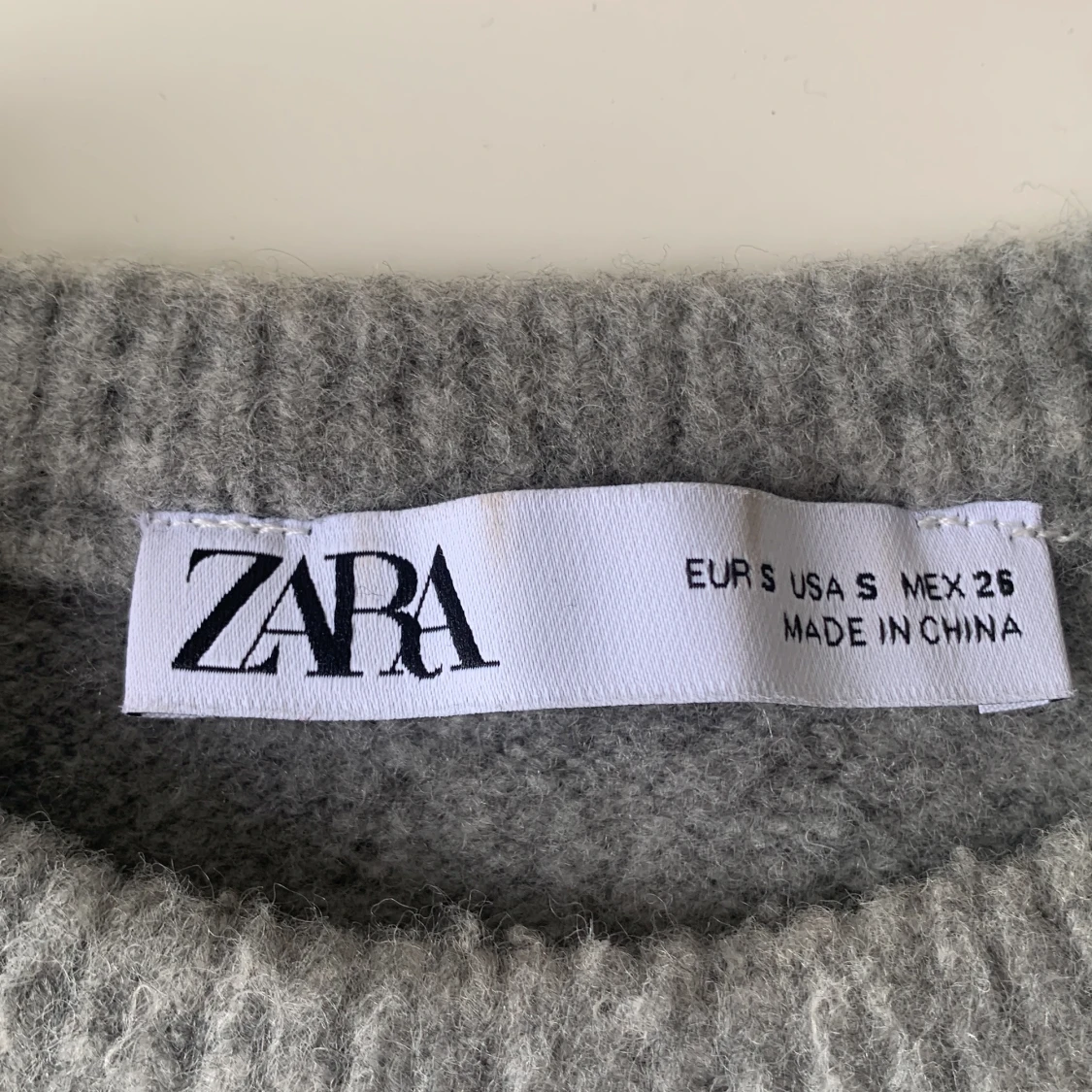 Grå stickad tröja från Zara - 1