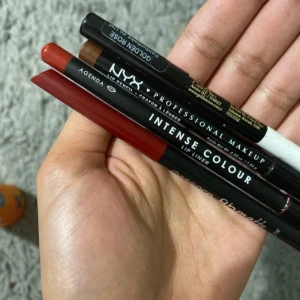 4 lip liners - New, not used Essence 8h matte lipliner, 08 dark berry 2€ MUA makeup intense colour lip liner, shade agenda 2€ Nyx lip liner, shade brown 4€ Golden rose lip liner, shade 211, 3€  Prefer to buy together, all for 10€🤗