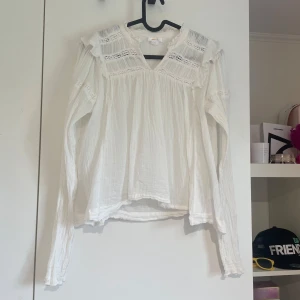 Vit blus🤍 - Blusen kommer från Gina Tricot och den är luftig och skön mot huden, perfekt för en varm sommardag🫶🏻