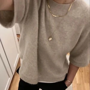 Beige stickad tröja från &other stories - Säljer denna super snygga tröja från &other stories💕 så fin o passar till mycket💕skriv för egna bilder💕