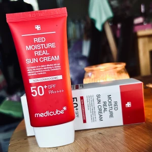 Medicube Red moisture real sun cream! - Medicube Red moisture real sun cream 50+ SPF. 50 ml. Oanvänd med kartong. 