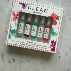 CLEAN Classic The Jet Set parfymset - Parfymset från CLEAN Classic med fem olika Eau de Parfum rollerballs 5 ml var. Doftvarianter: Warm Cotton, Skin, Rain, Spring Breeze och Strawberry Fields. Helt ny och oöppnad förpackning. Perfekt för dig som vill testa flera fräscha dofter.