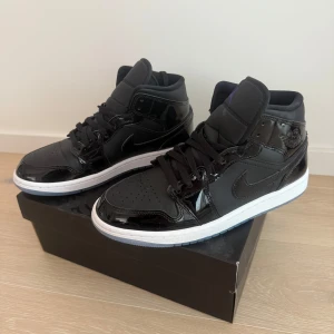 Nike Air Jordan 1 Mid SE Svart - Säljes pga att det ej används. Använda max 3-4 gånger. Köpta från Nikes hemsida, kvitto finns om så önskas. 
