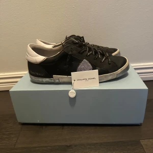 Svarta sneakers från Phillippe model -  Philippe Model sneakers Storlek: 40 IT (≈ 41 EU) ✨ Skick: 9/10 – sparsamt använda, mycket fräscha!  Lyxiga & stilrena sneakers med ikonisk design. Perfekta till både jeans & kostymbyxor. En chans att fynda exklusiva skor till ett superpris!  ✅ Äkta vara 📦 Snabb leverans ♻️ Second hand = hållbart val