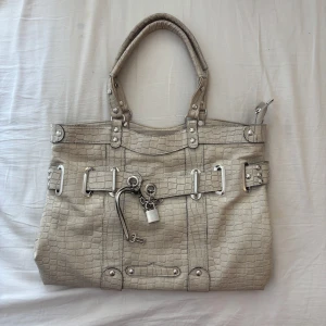 Beige handväska med krokopräglat mönster - Cool väska med silvriga spännen och lås. Beige med krokodil mönster, lite smutsig på insidan men utsidan är helt felfri 🤍