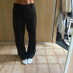 Svarta kostymbyxor från Mango - Säljer ett par svarta kostymbyxor från Mango i klassisk rak modell. 